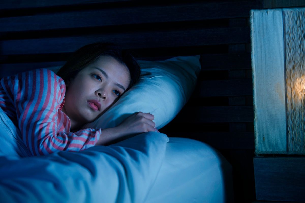 床上失眠的女人吓坏了睡眠医生