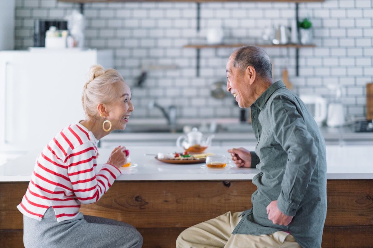 一对年长的夫妇在厨房里互相交流