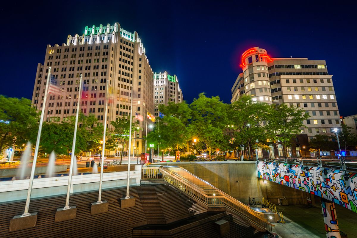 马里兰州贝塞斯达市中心夜间的景象