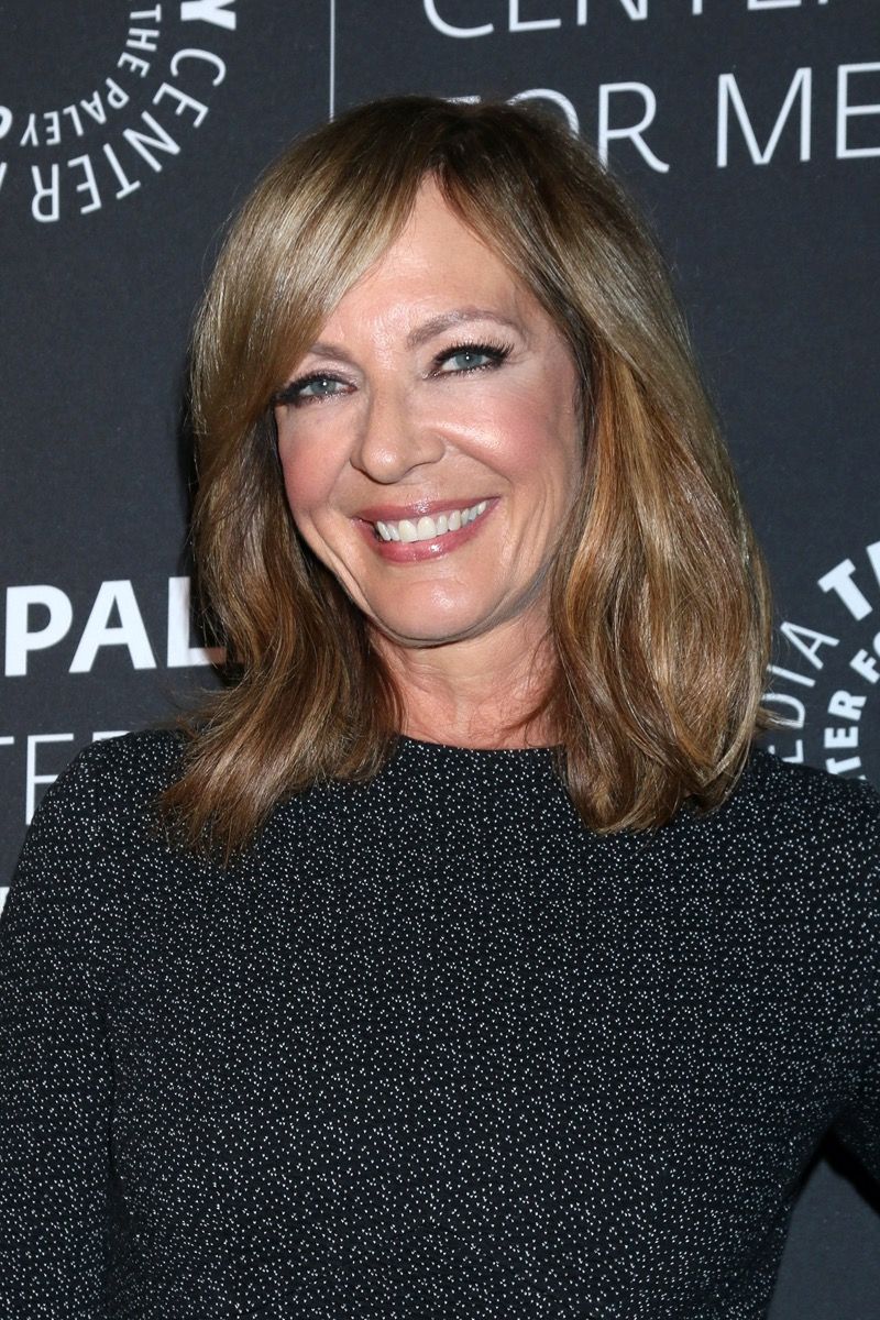 艾莉森·詹尼(Allison Janney)在2019年佩利荣誉奖(The Paley Honors: a Special Tribute To Television's Comedy Legends)上身穿黑色礼服