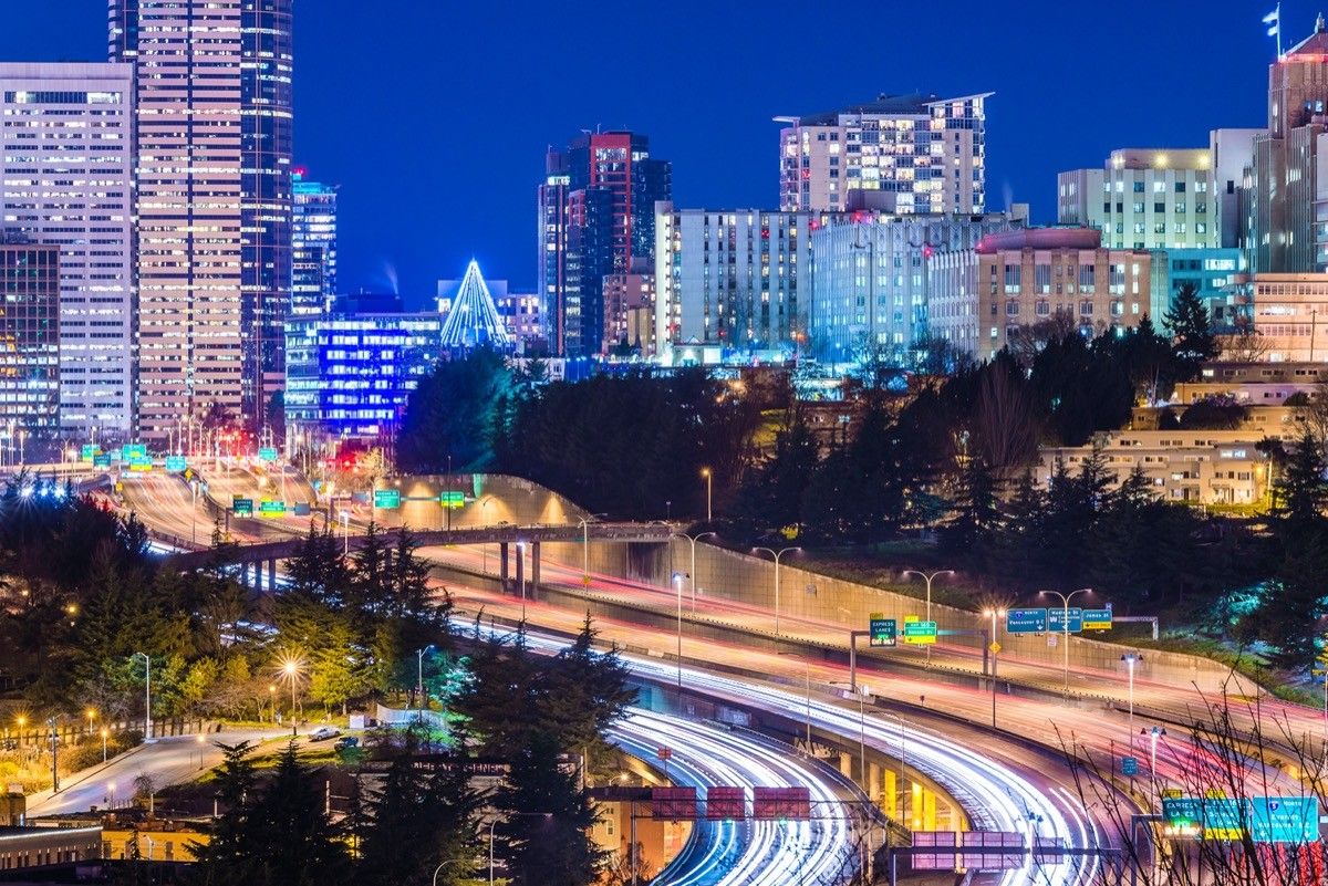 城市的天际线和繁忙的高速公路在西雅图,华盛顿的夜晚