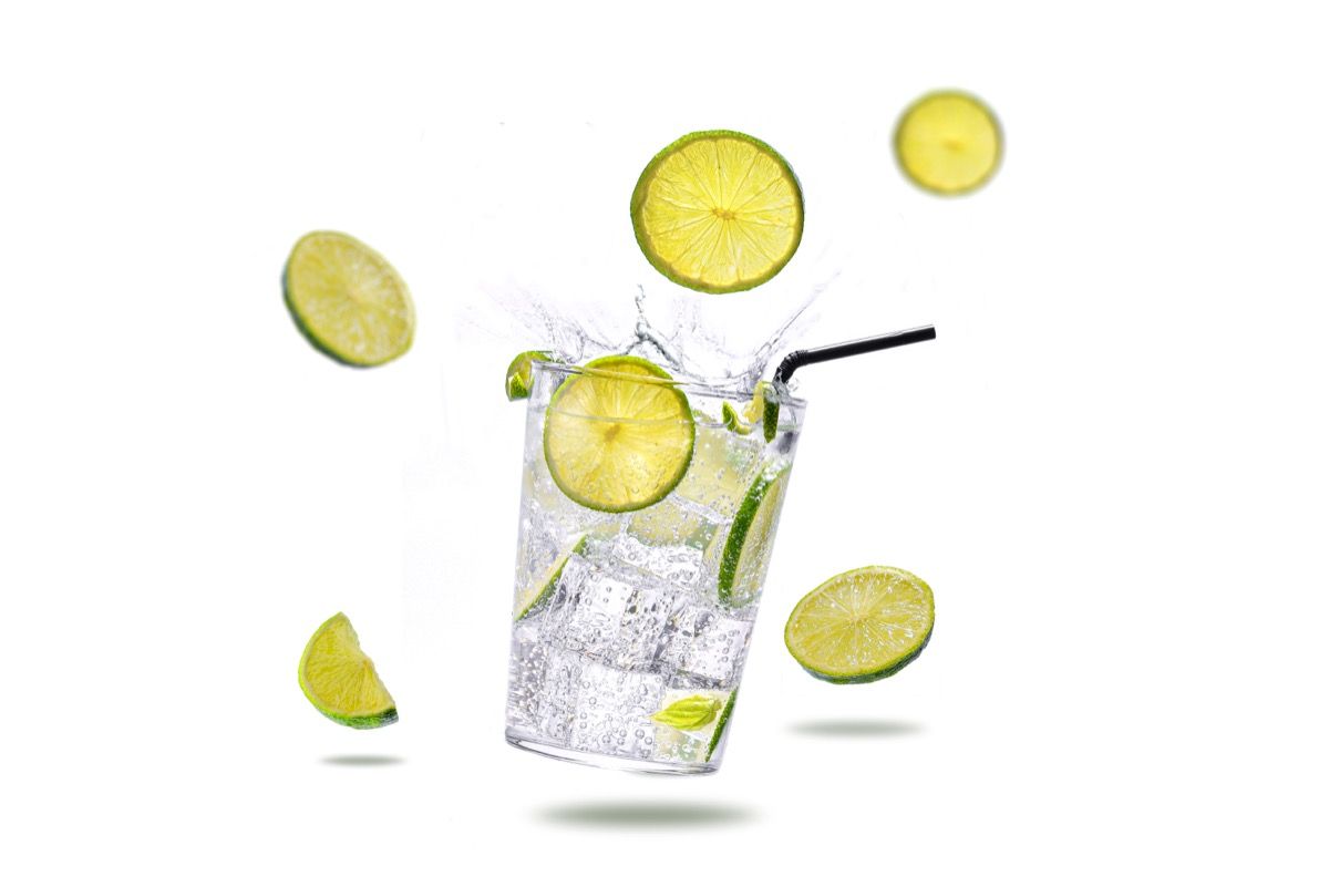 青柠、冰、玻璃、白色背景的highball鸡尾酒