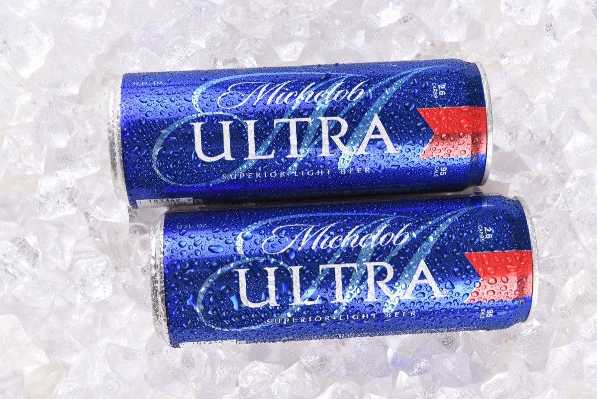 罐装米开朗琪罗啤酒加冰