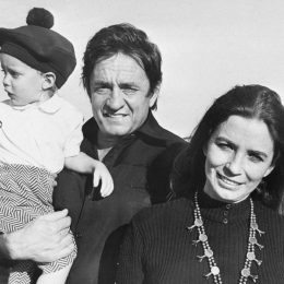 约翰尼·卡什、琼·卡特·卡什和他们的儿子约翰在1971年拍摄《跟随耶稣的脚步》