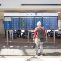 芝加哥——2016年4月5日:奥黑尔国际机场内。奥黑尔机场目前是美国航空公司(American Airlines)和美国联合航空公司(United Airlines)的主要枢纽，也是区域性航空公司Air Choice One的枢纽。