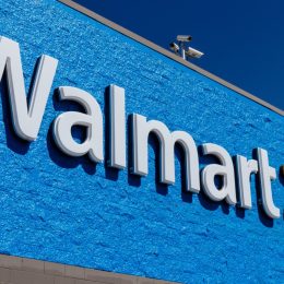 印第安纳波利斯-大约2018年5月:沃尔玛零售地点。沃尔玛正在加强其互联网和电子商务业务，以跟上竞争对手的步伐
