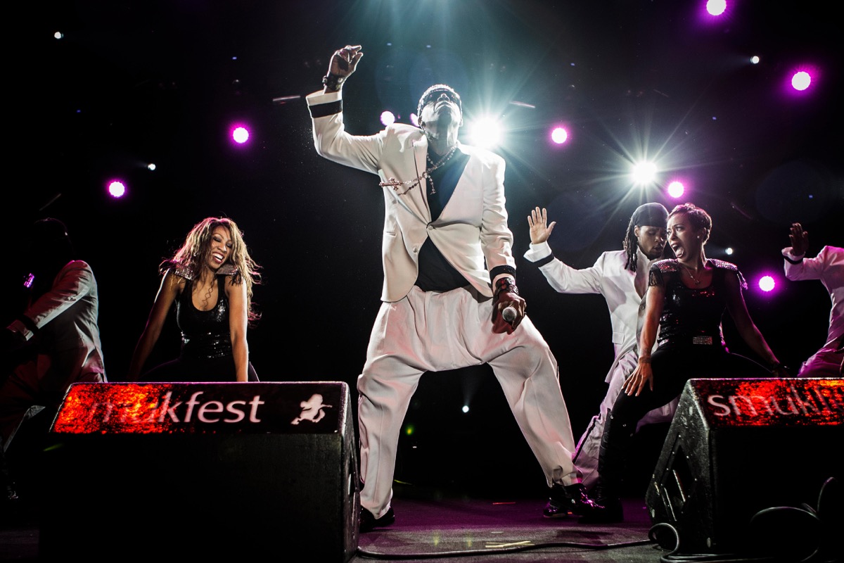 MC hammer在台上穿着白色裤子