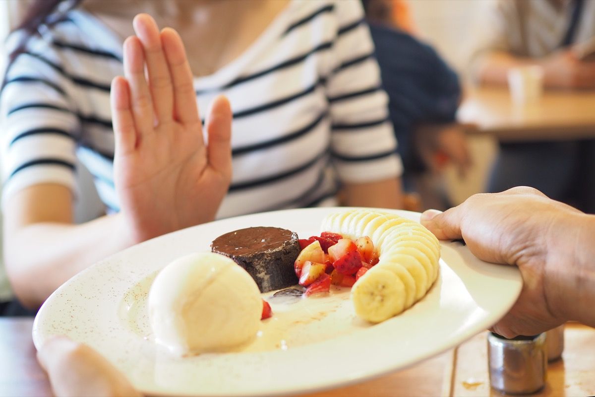 年轻的白人女子拒绝进食